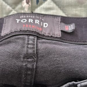 Black distressed skinny jeans #torrid #plussize